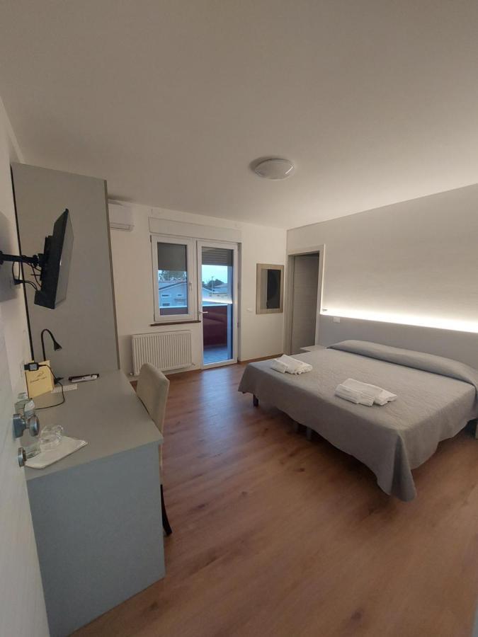 Locanda Rossa Hotel Romans di Varmo Bagian luar foto