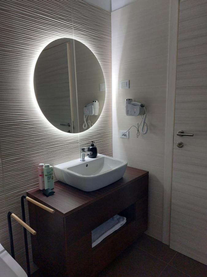 Locanda Rossa Hotel Romans di Varmo Bagian luar foto