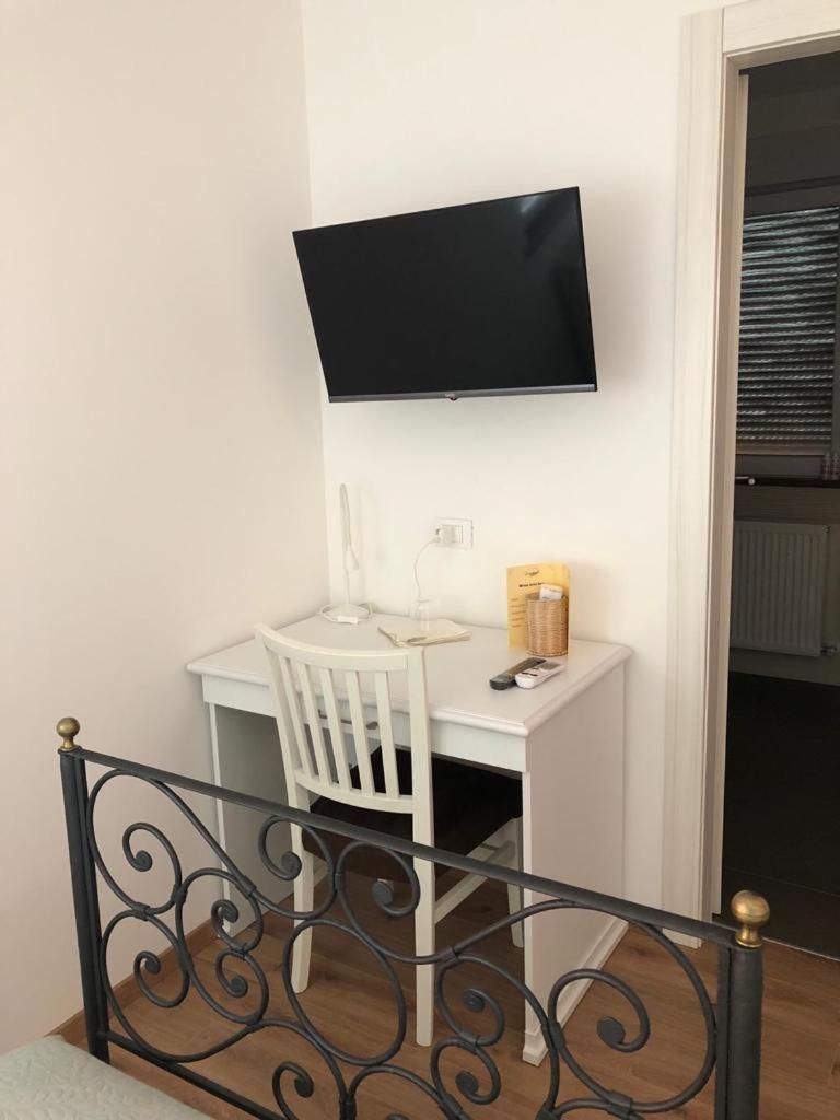 Locanda Rossa Hotel Romans di Varmo Bagian luar foto