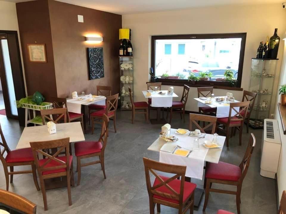 Locanda Rossa Hotel Romans di Varmo Bagian luar foto